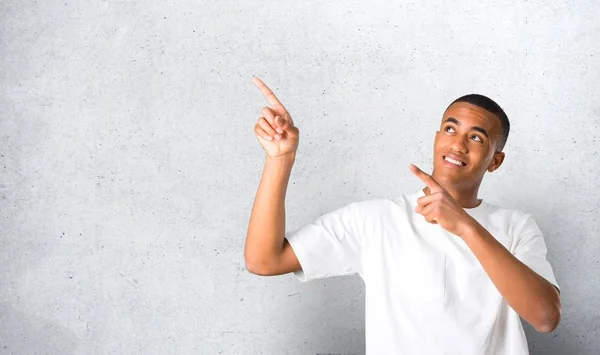 Joven Hombre Afroamericano Señalando Con Dedo Índice Una Gran Idea — Foto de Stock