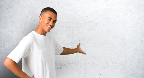 Молодой Африканский Американец Показывает Назад Указательным Пальцем Представляя Продукт — стоковое фото
