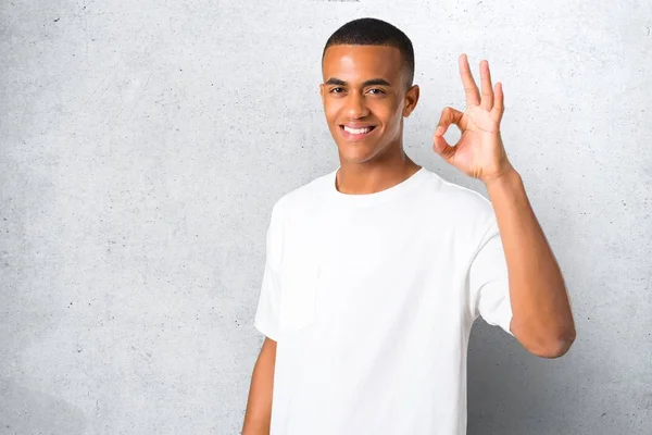 年轻的非洲裔美国男子用手指显示一个确定的标志 面对幸福和满足 — 图库照片