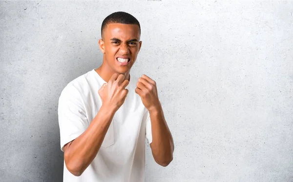 Junger Afrikanisch Amerikanischer Mann Ärgert Sich Wütender Geste Frustriert Von — Stockfoto
