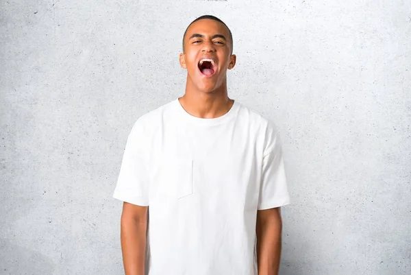 Jovem Afro Americano Gritando Para Frente Com Boca Bem Aberta — Fotografia de Stock