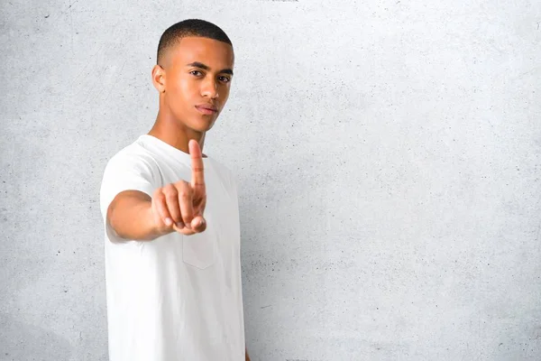 Genç Afro Amerikan Adam Gösteren Iyi Içinde Parmak Kaldırma — Stok fotoğraf