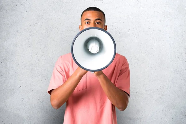 Jonge Afro Amerikaanse Man Schreeuwen Door Een Megafoon Kondigen Iets — Stockfoto