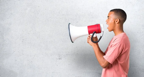 Jonge Afro Amerikaanse Man Schreeuwen Door Een Megafoon Kondigen Iets — Stockfoto