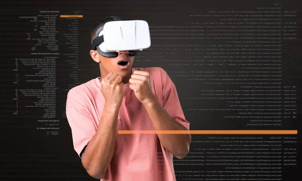 Jonge Afro Amerikaanse Man Met Behulp Van Bril Virtuele Realiteit — Stockfoto