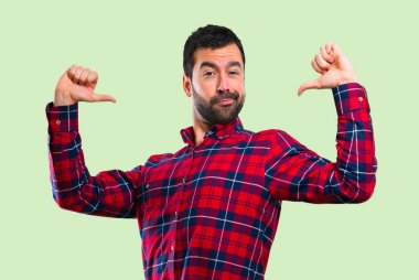 Kibirli ve kendini beğenmiş yakışıklı adam kendini yeşil zemin üzerine kavram seviyorum