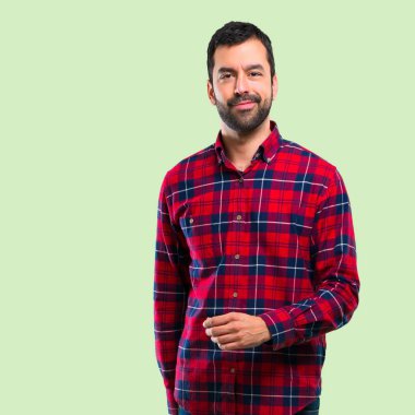 Yürüyen yakışıklı adam. Hareket jest. yeşil arka plan üzerinde