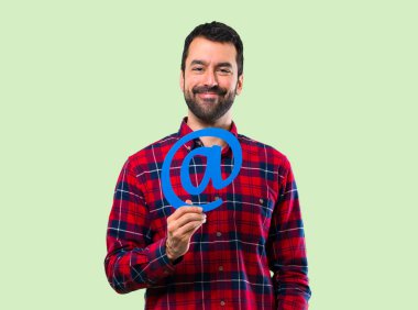 Yakışıklı adam simgesi nokta com yeşil arka plan üzerinde tutan