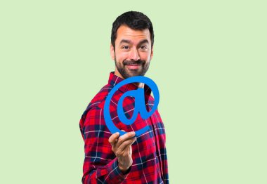 Yakışıklı adam simgesi nokta com yeşil arka plan üzerinde tutan