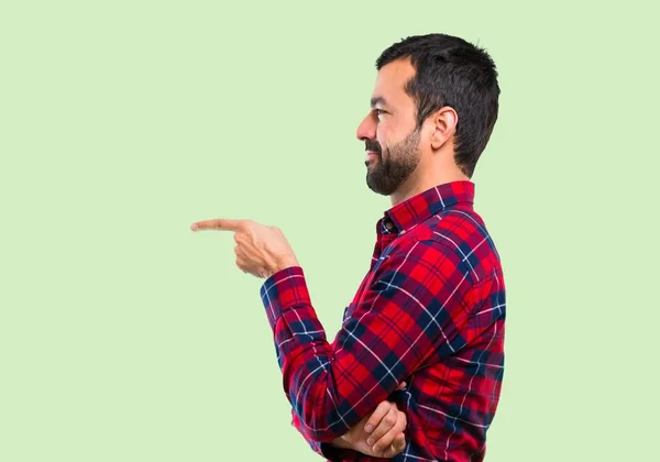 Bonito Homem Apontando Dedo Para Lado Apresentando Produto Fundo Verde — Fotografia de Stock