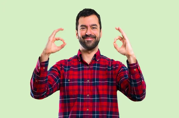 Yakışıklı Adam Bir Işareti Ile Parmak Yeşil Arka Plan Üzerinde — Stok fotoğraf