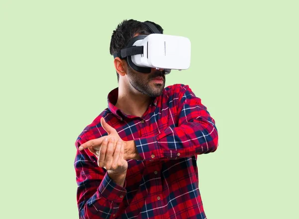 Bell Uomo Che Usa Occhiali Esperienza Realtà Virtuale Sfondo Verde — Foto Stock