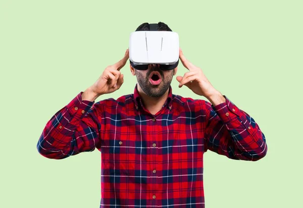 Hombre Guapo Usando Gafas Experiencia Realidad Virtual Sobre Fondo Verde — Foto de Stock