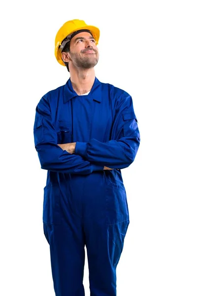 Jovem Trabalhador Com Capacete Stand Olhando Para Cima Enquanto Sorri — Fotografia de Stock