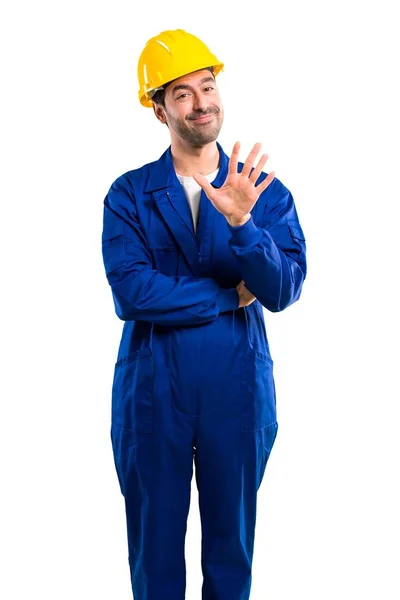 Jonge Werkman Met Helm Tellen Vijf Met Vingers Geïsoleerde Witte — Stockfoto