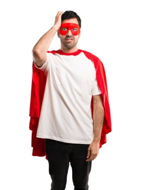 Süper kahraman maske ve kırmızı pelerin ile hayal kırıklığı ve anlayış değil bir ifadesi olan adam. İzole beyaz arka plan üzerinde eller karıştı