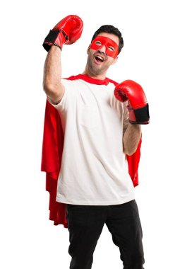 Süper kahraman adam maskesi ve kırmızı pelerin ve boks eldiven yalıtılmış beyaz zemin üzerine