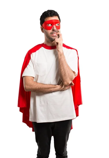 疑問を持つマスクと赤のケープと混乱の表情見ながら男はスーパー ヒーロー 孤立した白い背景の考えを問う — ストック写真