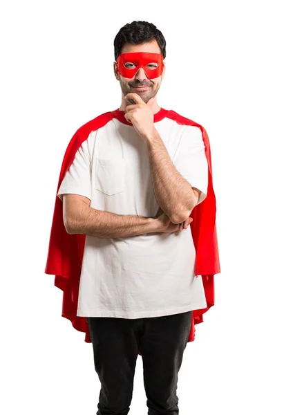 超级英雄的人与面具和红色的斗篷微笑着 并期待着前面自信的脸在孤立的白色背景 — 图库照片