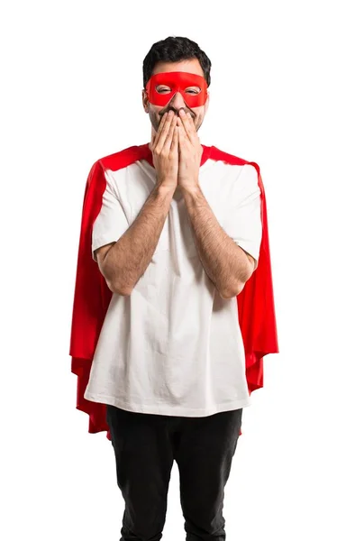 分離の白い背景の上の口を覆っている間は すごく笑顔マスクと赤のケープとスーパー ヒーローの男 — ストック写真