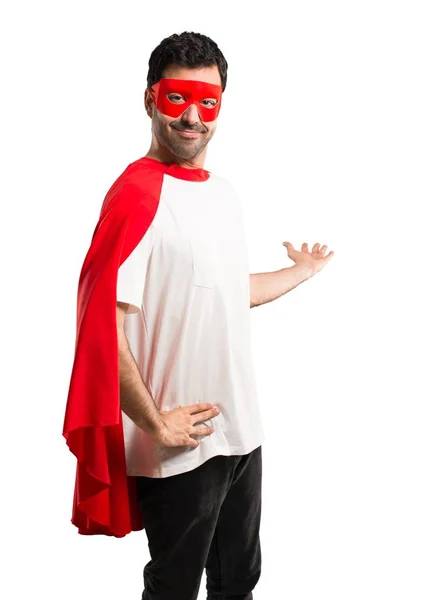 Hombre Superhéroe Con Máscara Capa Roja Apuntando Hacia Atrás Con —  Fotos de Stock