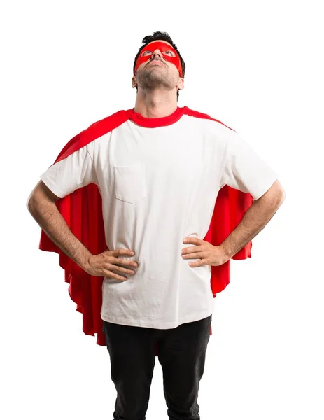 Hombre Superhéroe Con Máscara Soporte Capa Roja Mirando Hacia Arriba — Foto de Stock