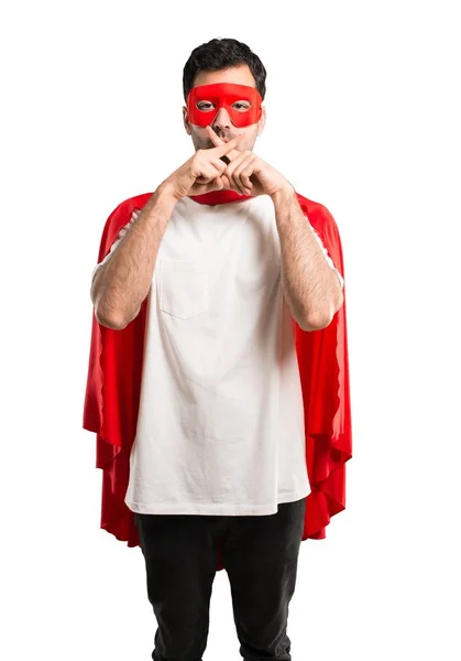 スーパー ヒーロー マスクと赤マントは分離の白い背景の上の口と沈黙のジェスチャの終了の兆しを見せ男 — ストック写真