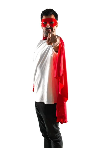 Hombre Superhéroe Con Máscara Capa Roja Apuntando Frente Sobre Fondo —  Fotos de Stock