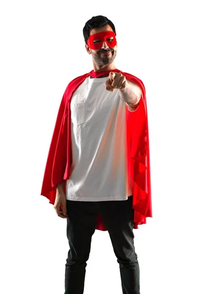 Superheld Man Met Masker Rode Cape Wijzen Voorkant Geïsoleerde Witte — Stockfoto