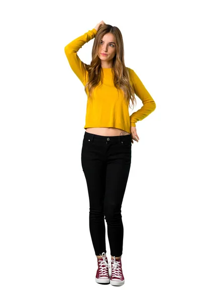 Plano Completo Una Joven Con Suéter Amarillo Que Tiene Dudas — Foto de Stock