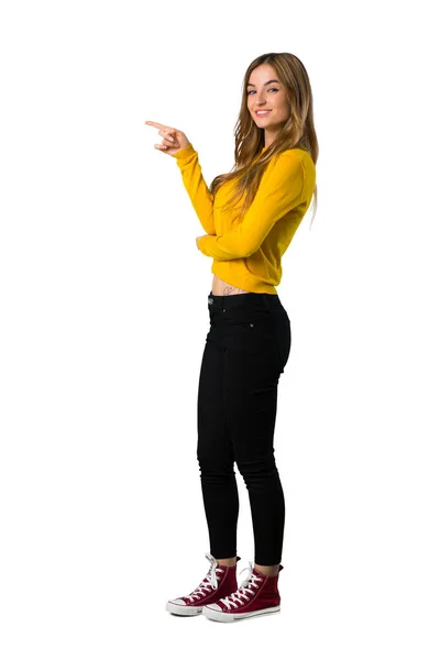 Tiro Comprimento Total Uma Jovem Com Suéter Amarelo Apontando Dedo — Fotografia de Stock