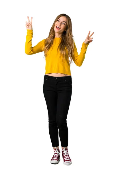 Pełnej Długości Strzał Młodej Dziewczyny Żółty Sweterek Uśmiechając Się Pokazuje — Zdjęcie stockowe