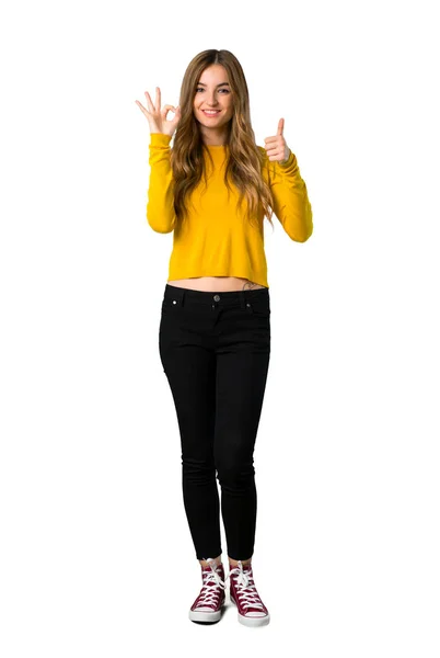 Tiro Comprimento Total Uma Jovem Com Suéter Amarelo Mostrando Sinal — Fotografia de Stock