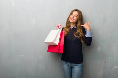 Alışveriş çanta telefon jest yapımı olan kız. Bana arka işareti de