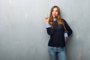 Telemarketer kadın parmağı yukarıyı bir fikir düşünüyorum