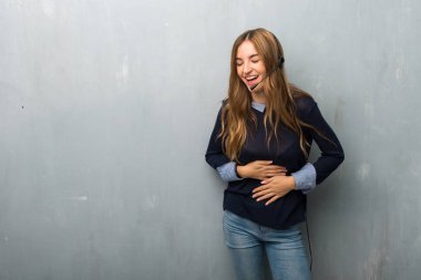 Eller çok giyerken gülümseyen telemarketer kadın göğsüne