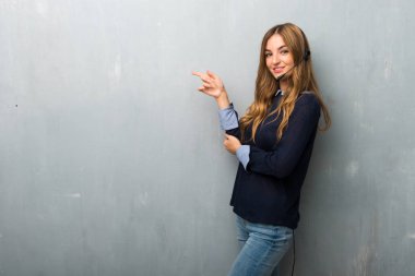 Lateral pozisyonda Side'ye telemarketer kadın işaret parmağı