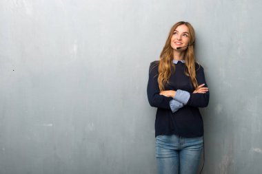 Gülümseyen süre ararken telemarketer kadın