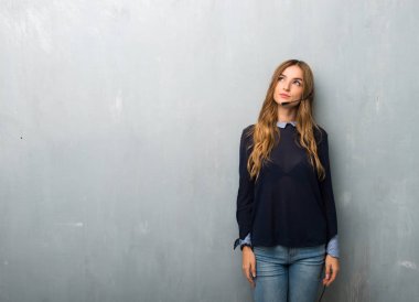 Ciddi bir yüz ile ararken telemarketer kadın