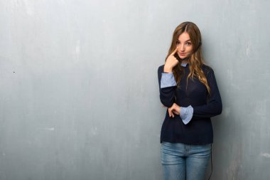 Telemarketer kadın önüne arıyor