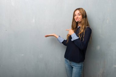 Boşaltmak hayali avuç içinde tutan telemarketer kadın bir reklam eklemek için