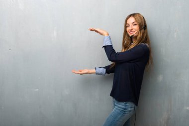 Boşaltmak tutan telemarketer kadın bir reklam eklemek için