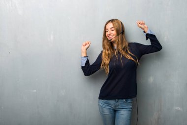 Telemarketer kadın zevk müzik bir partide dans