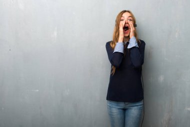Bağırarak ve bir şey ilan telemarketer kadın