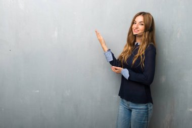 Eller yanına gelmek için davet için uzanan telemarketer kadın