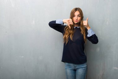 İyi-kötü işaret yapma telemarketer kadın. Arasında kararsız Evet ya da değil