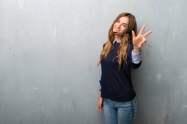 Telemarketer kadın mutlu ve sayım üç parmaklı