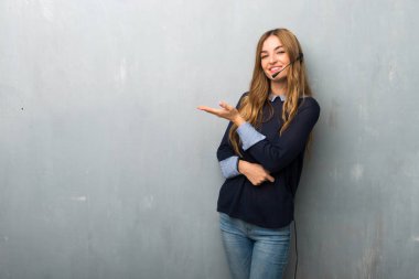 Süre seyir gülümseyen doğru bir fikir sunmak telemarketer kadın