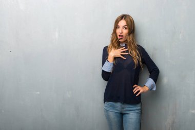 Şaşırttı ve doğru bakarken şok telemarketer kadın