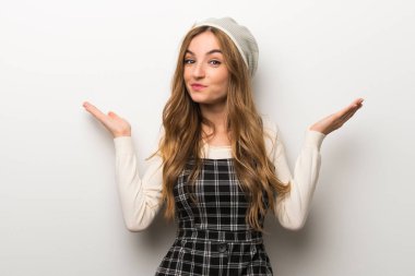 Zarif şekilde sahip şapka giyen kadın el ve omuz yetiştirme süre şüpheler